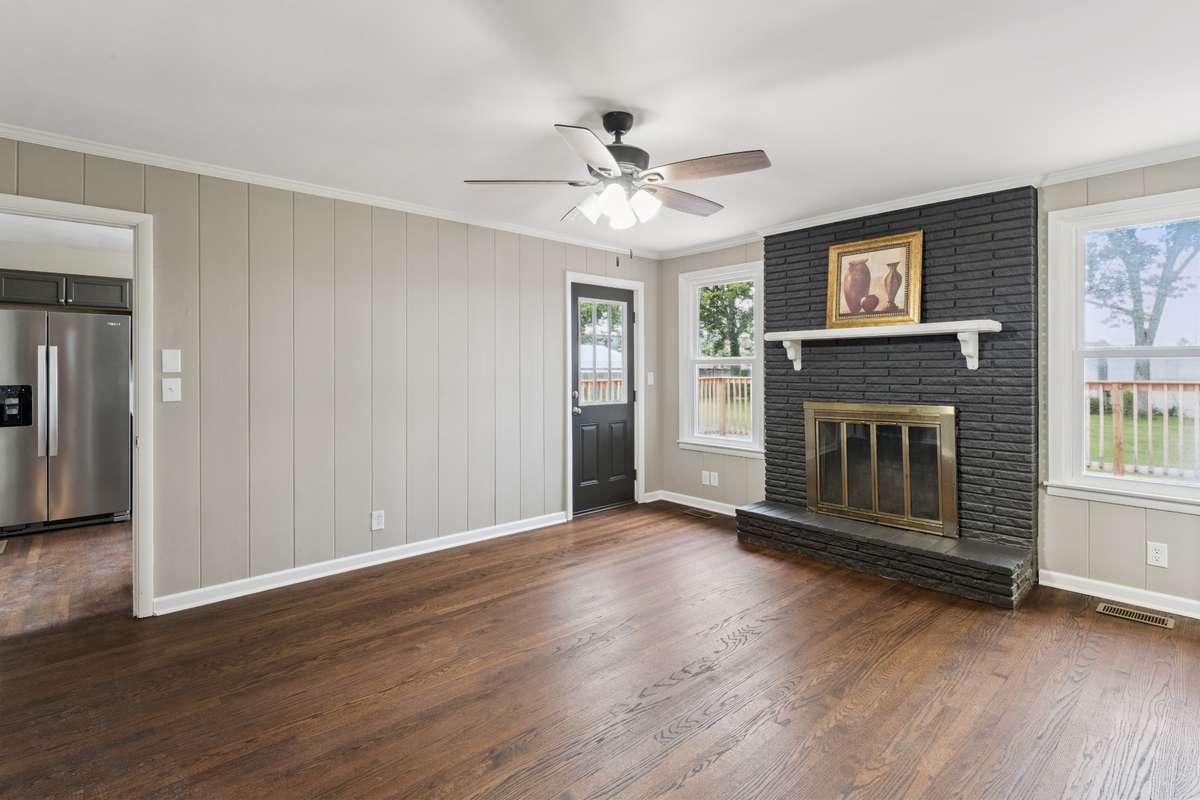 Primary Bedroom w Fireplace