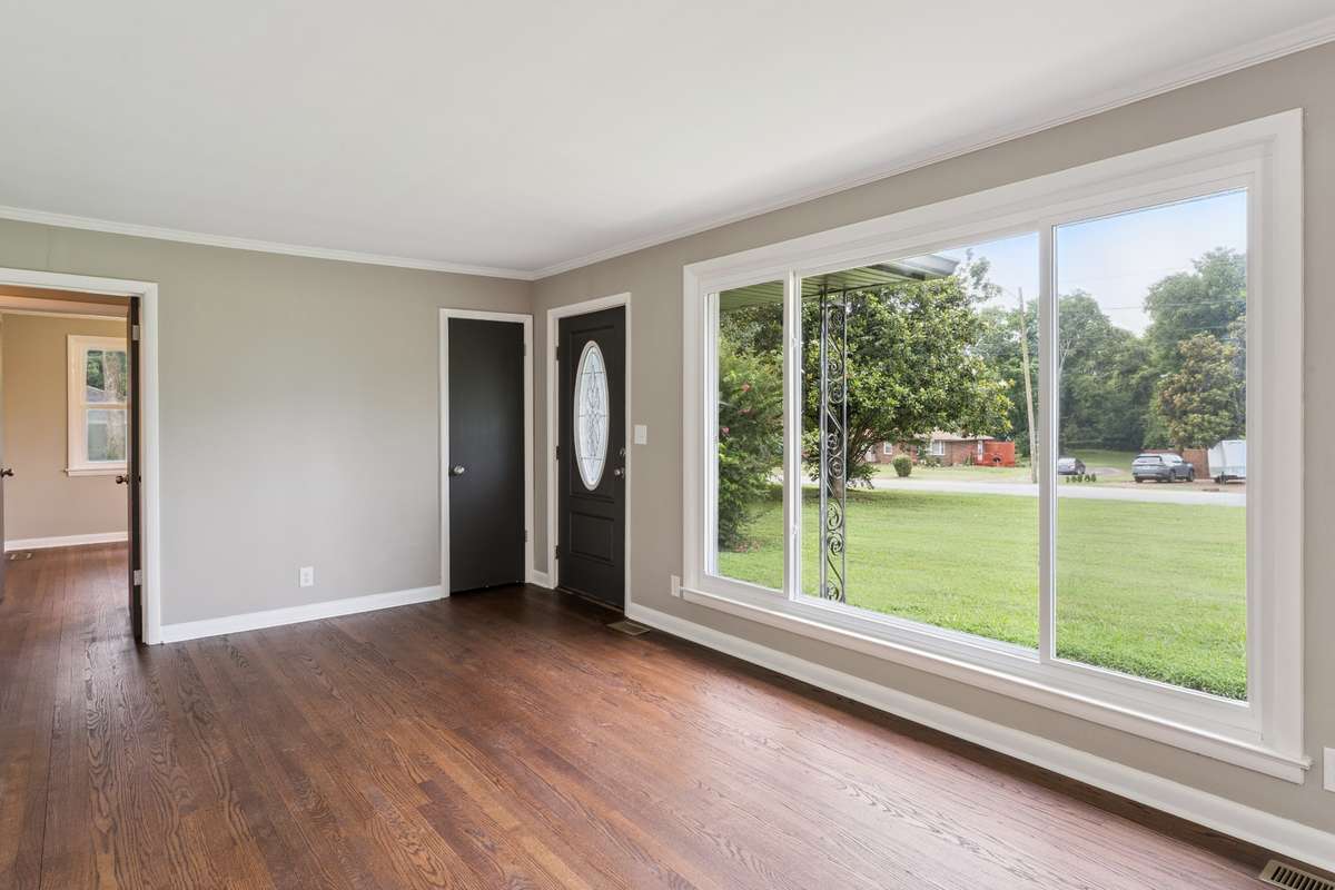 Great view onto the large front yard