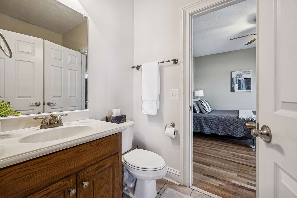 Full Bathroom between two secondary bedrooms