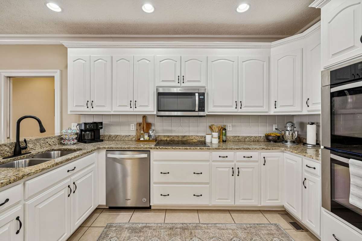 Perfect Layout with lots of prep space
