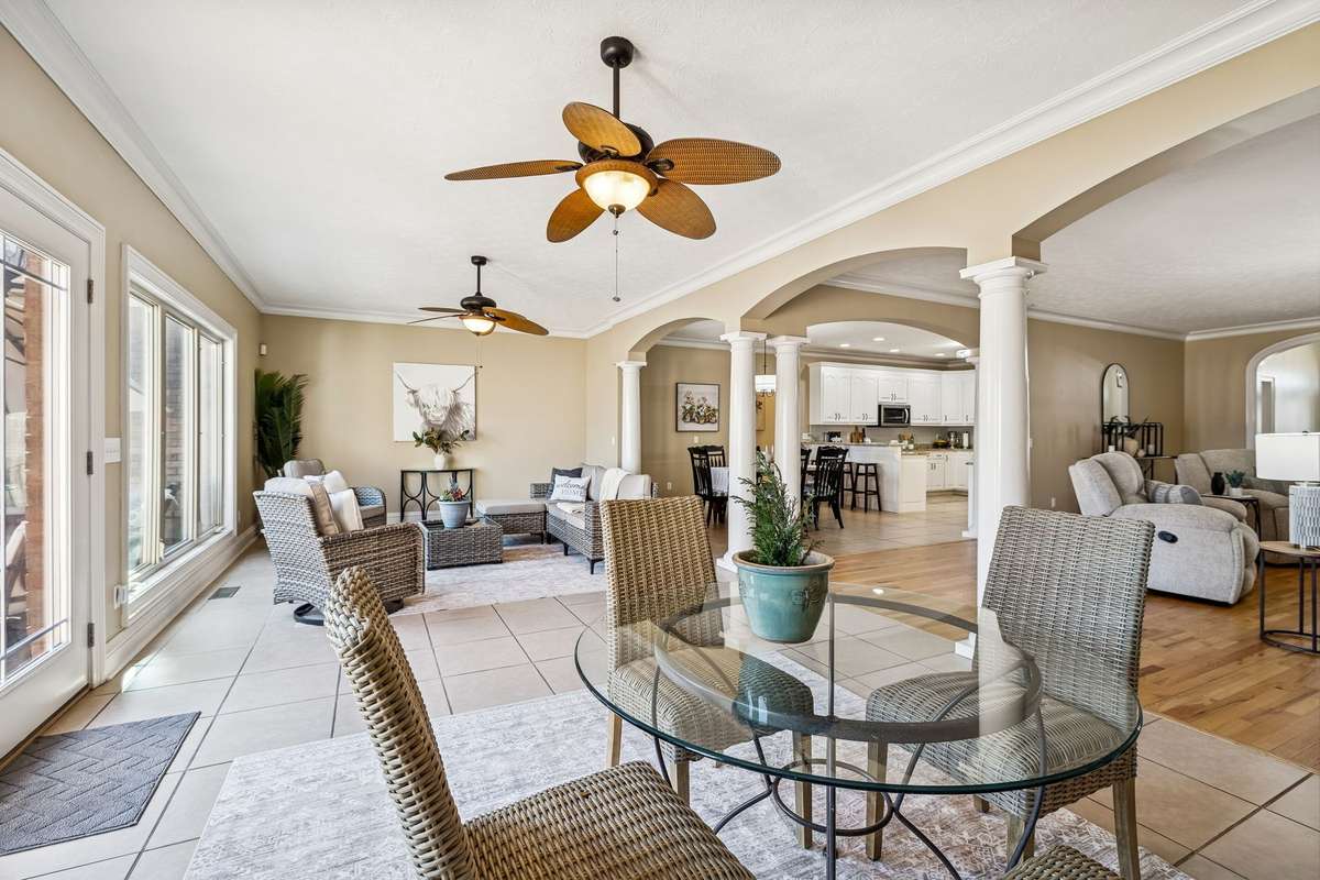 Keeping room offers flexible space for work, play or relaxing and enjoying the views!