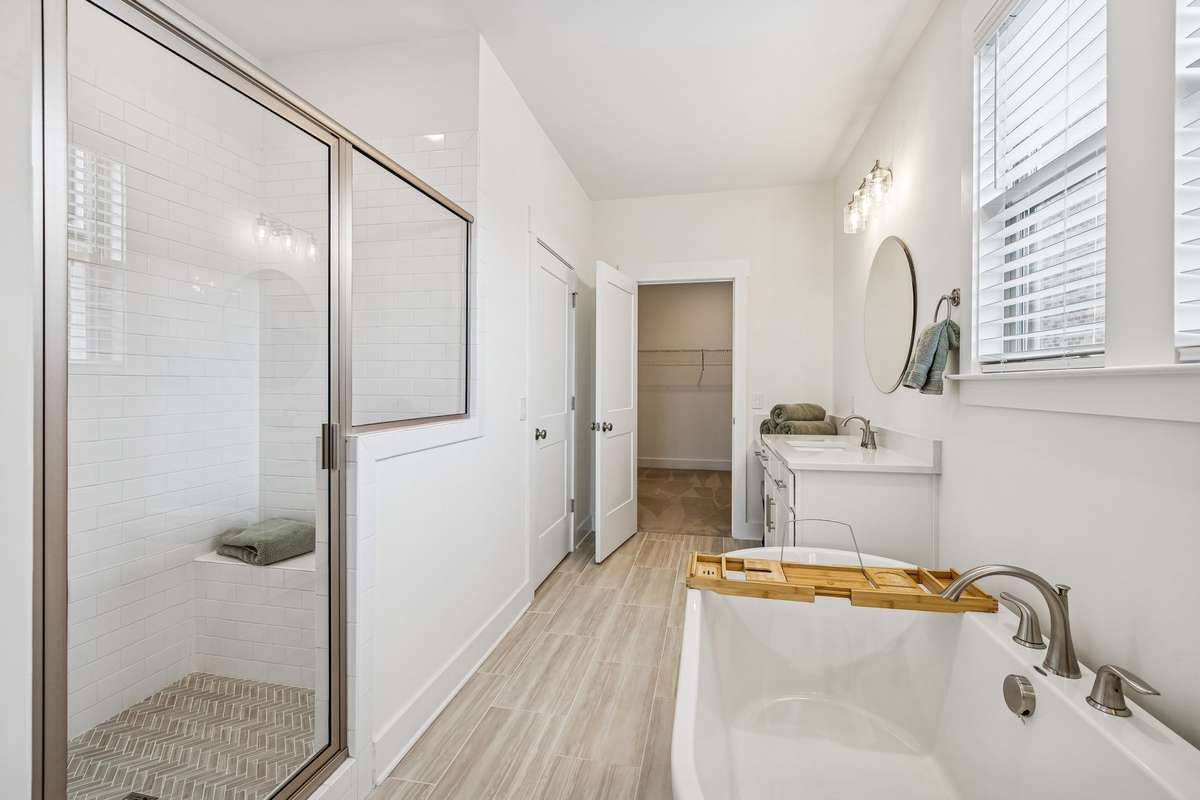 Huge Shower w/seat
