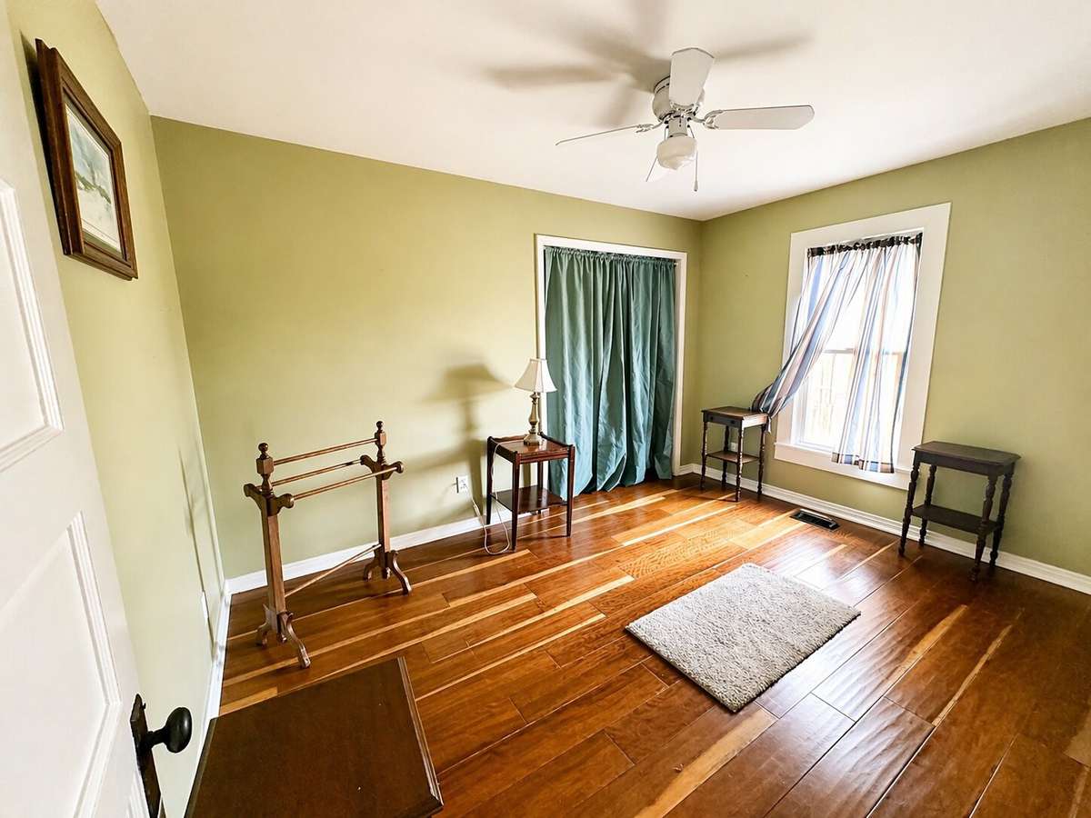 2nd bedroom