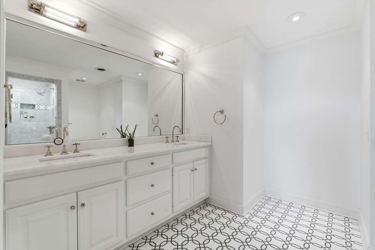 Ensuite bathroom #1