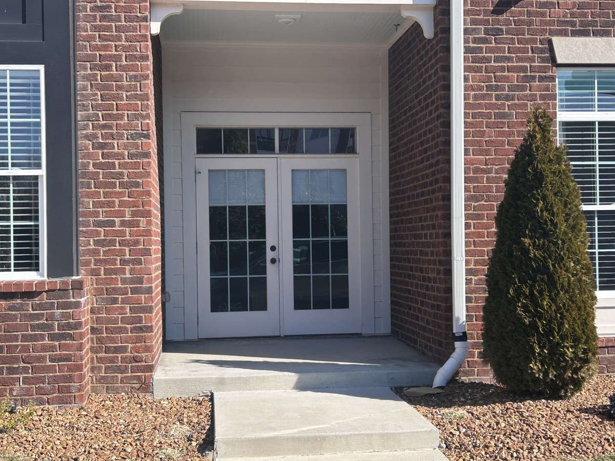 Private entrance .