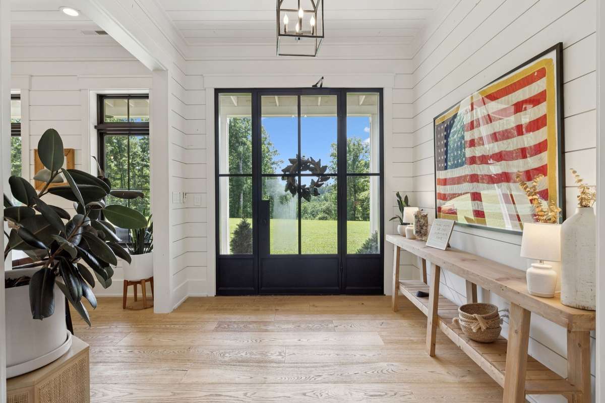 Entry Foyer of 5532 Pinewood Road