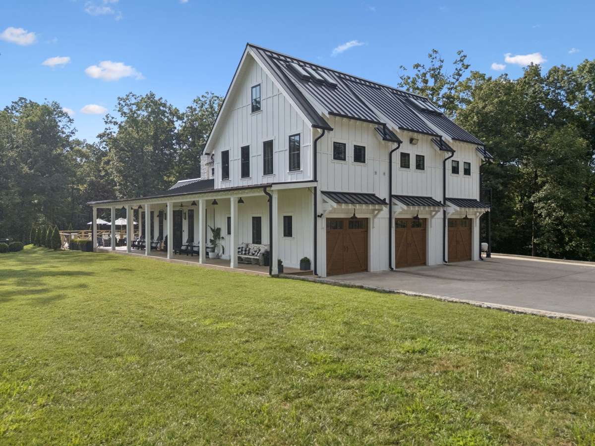 Side View of 5532 Pinewood Road