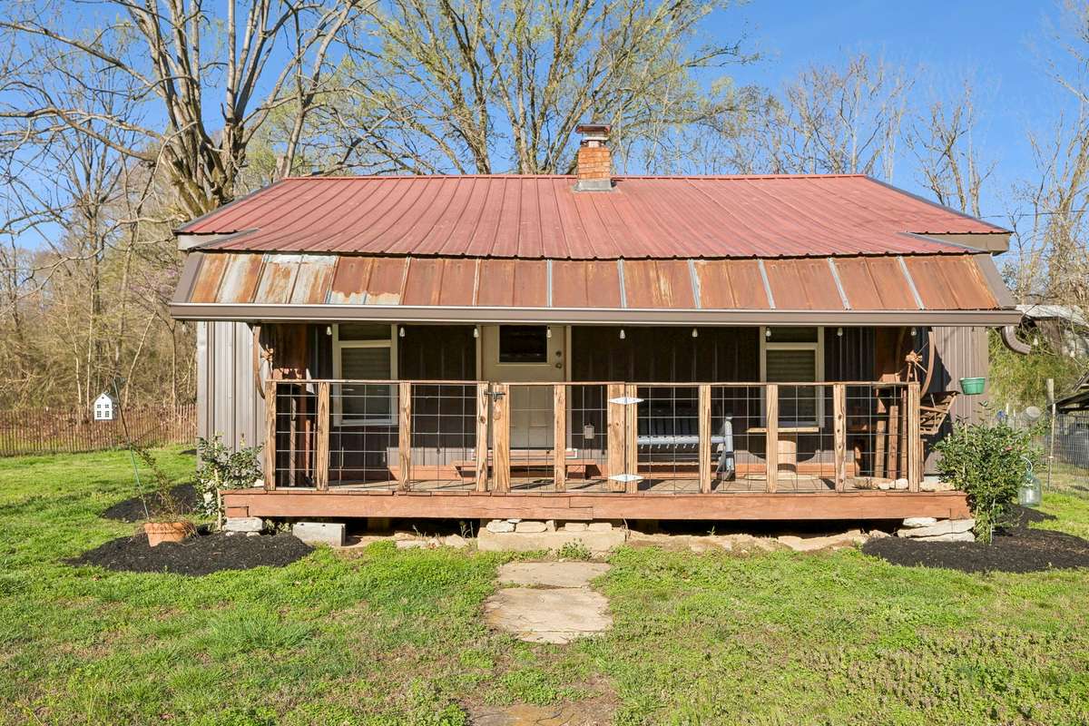 Uniquely awesome cottage with a historic charm. Covered front porch overlooking bluffs across the road.
