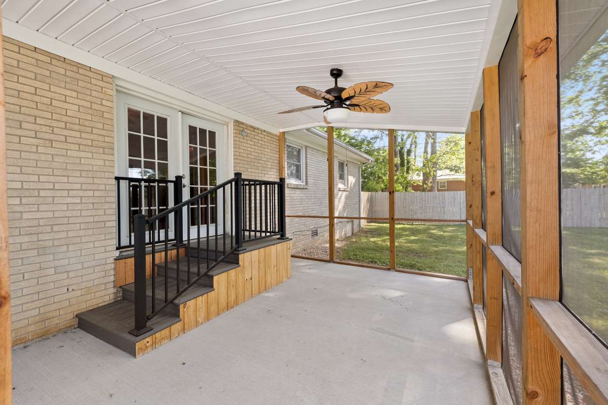Large Screened Porch for entertaining and Relaxing