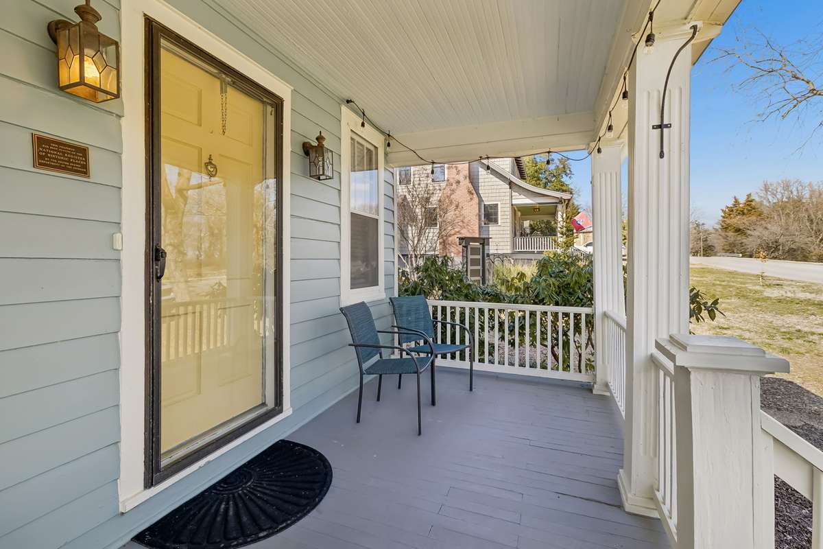 Large front porch with lake views!