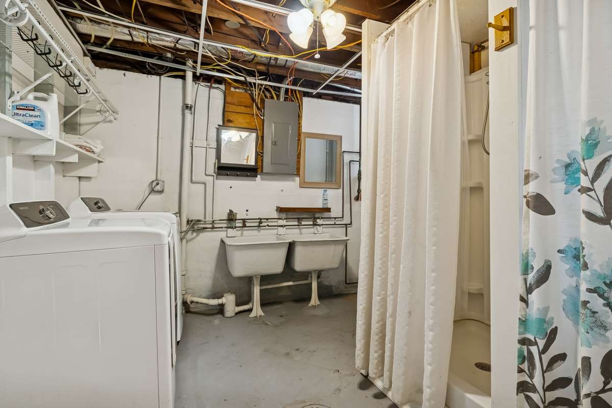 Full bath and laundry in basement