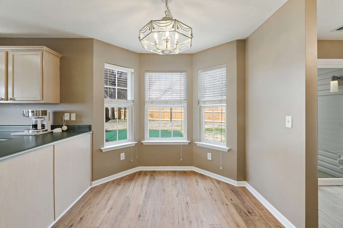 Breakfast area with bay window