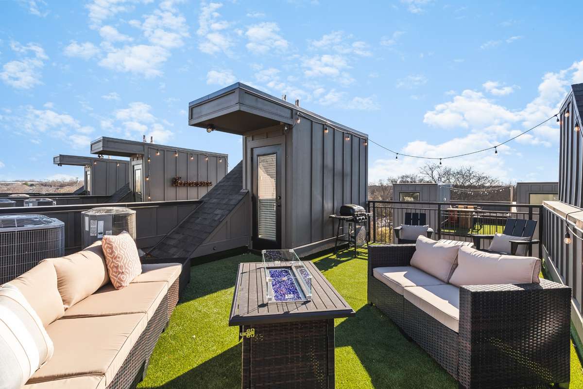 Top floor XL rooftop set up for entertainment - immediate, turn key short term rental!