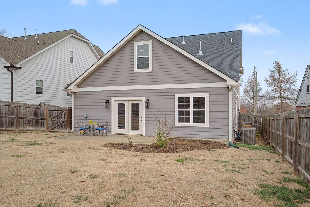 Beautiful large level fenced in yard. Puppies and kid's approved.