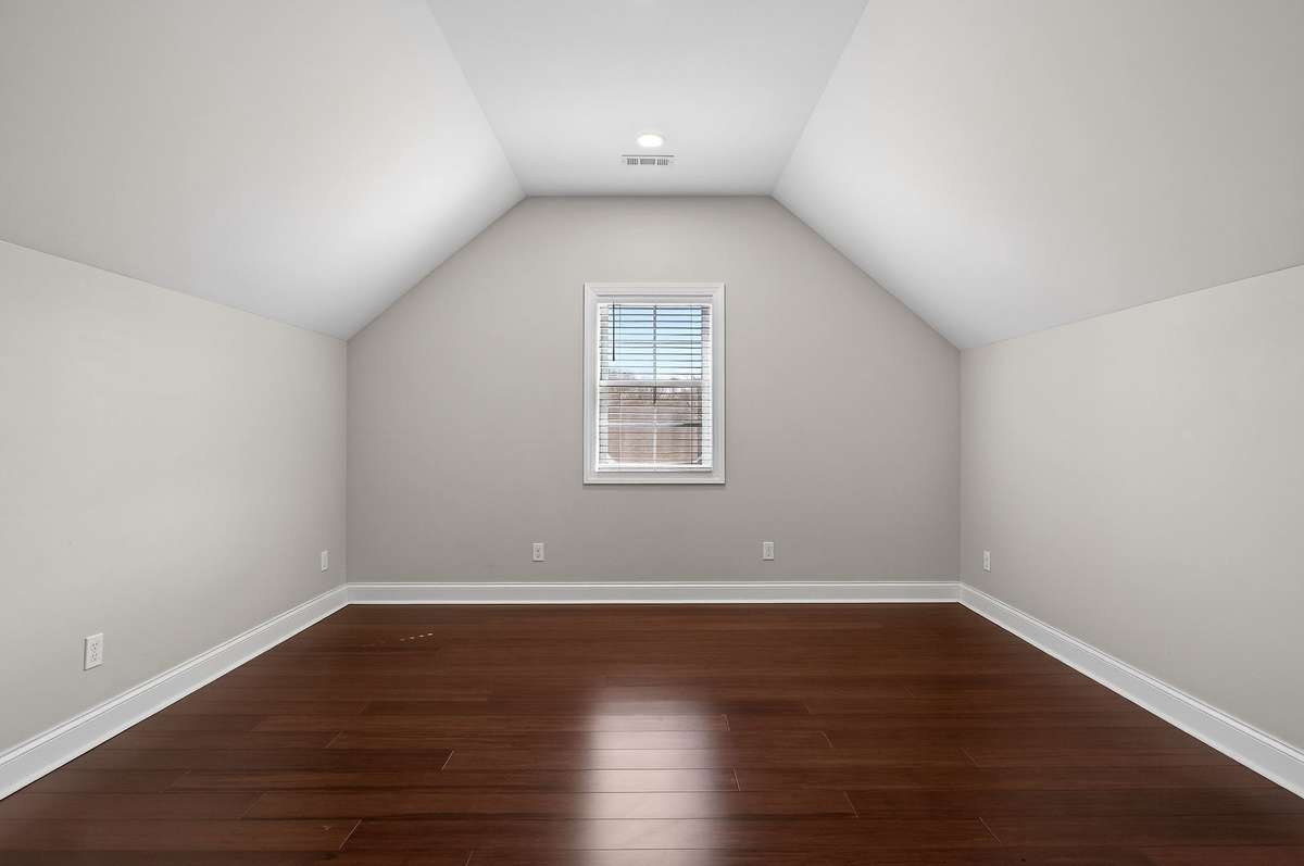 UPPER LEVEL BONUS/FLEX ROOM