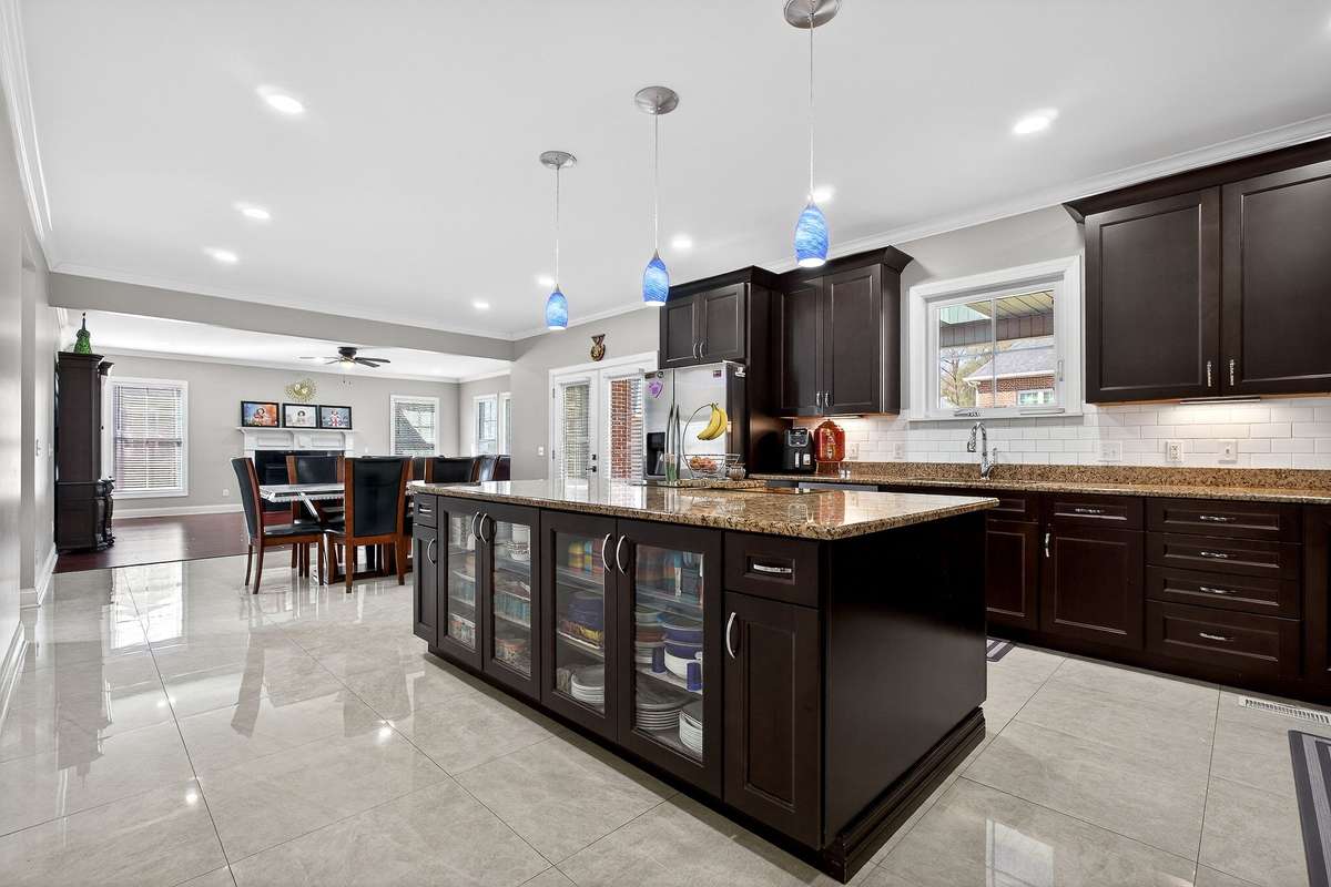 SPACIOUS ISLAND KITCHEN WITH GRANITE COUNTER TOPS