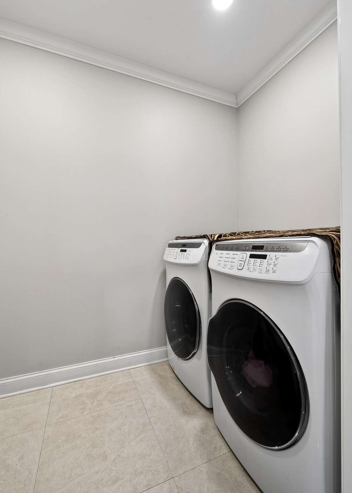 WALK IN LAUNDRY ROOM