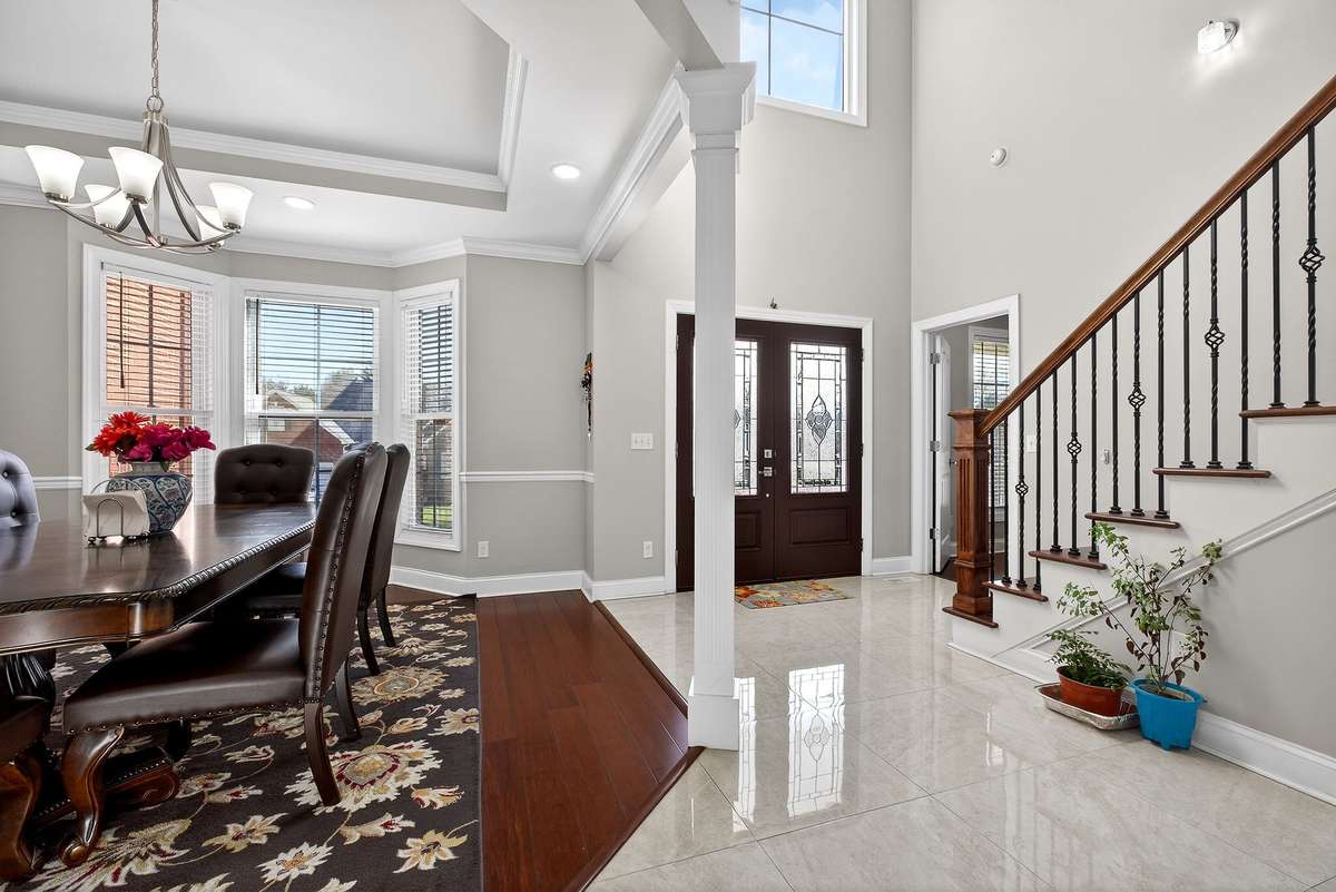 ENTRYWAY / FORMAL DINING ROOM