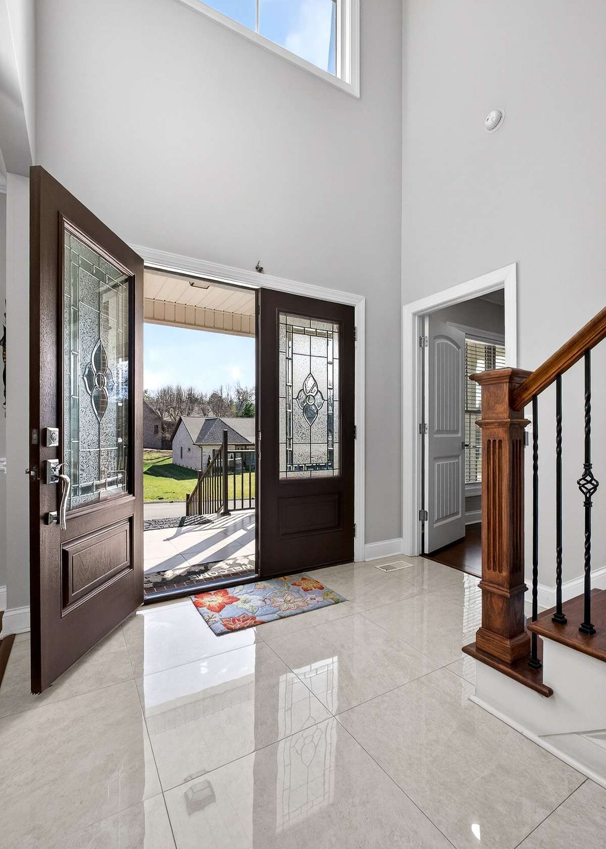 BEAUTIFUL ENTRY WITH STUNNING TILED FLOORING