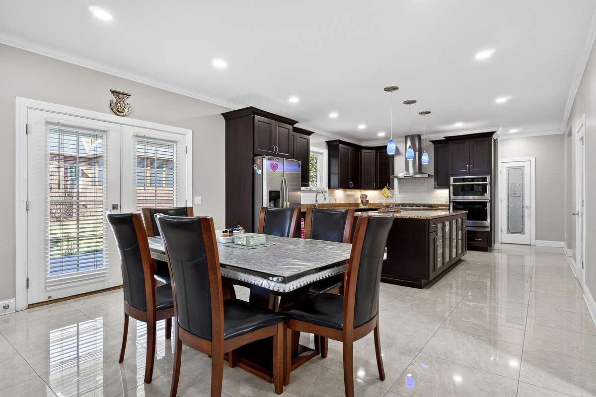 BREAKFAST DINING AREA