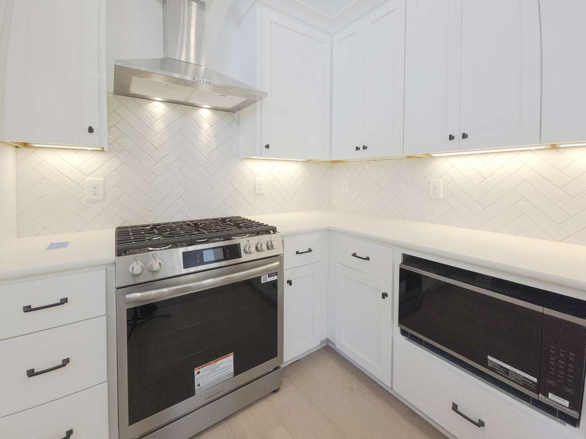 Enjoy a gas cooktop, built-in microwave, and dishwasher!