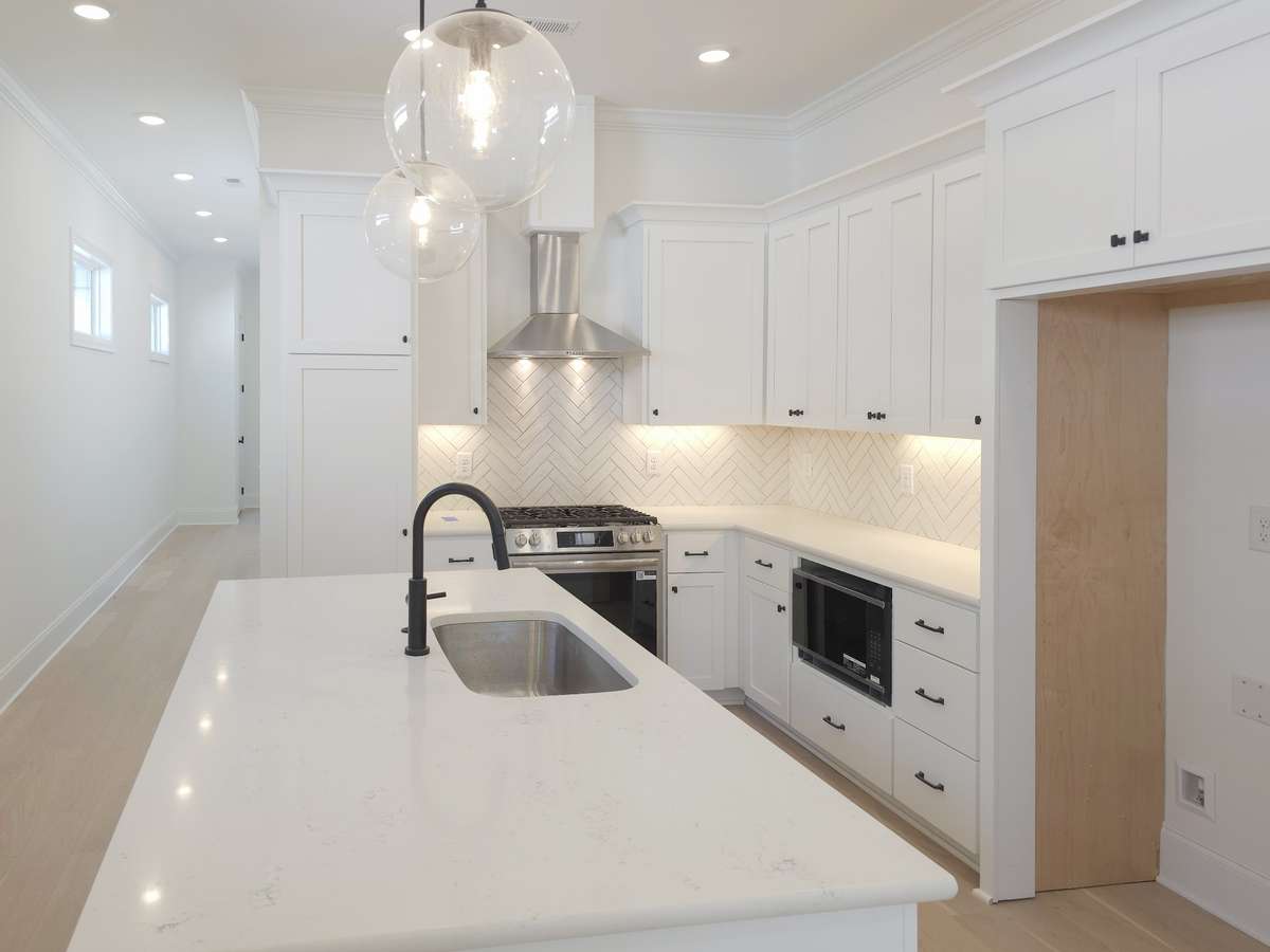 The Poplar Plan includes an upgraded lighting package and sleek quartz countertops, so you don't have to sacrifice any luxurious details!