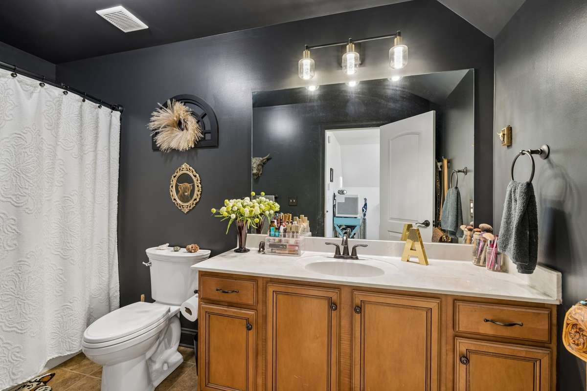 Ensuite bath for third bedroom with custom vanity