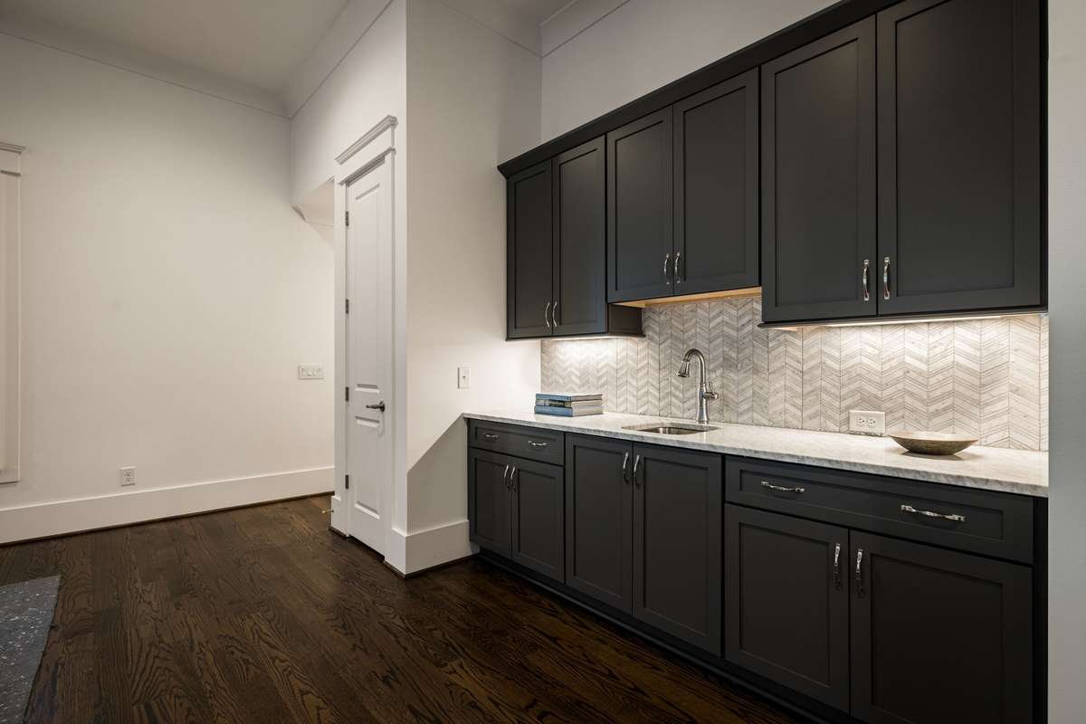 Wet bar with full-height backsplash