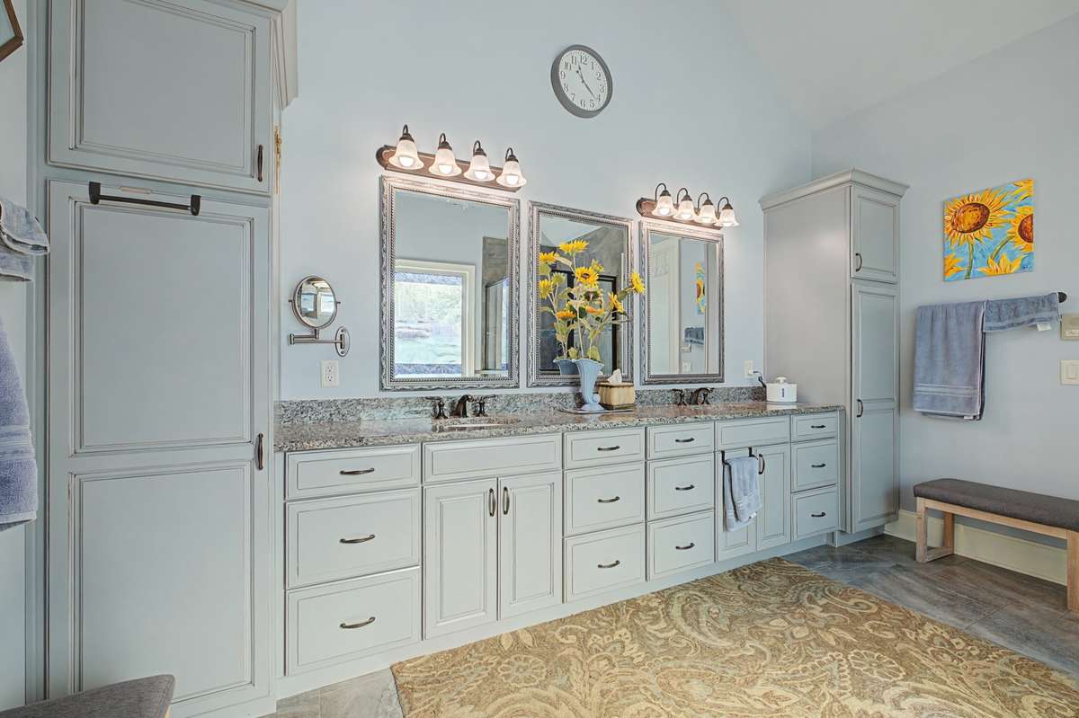 Dual vanities in primary bath