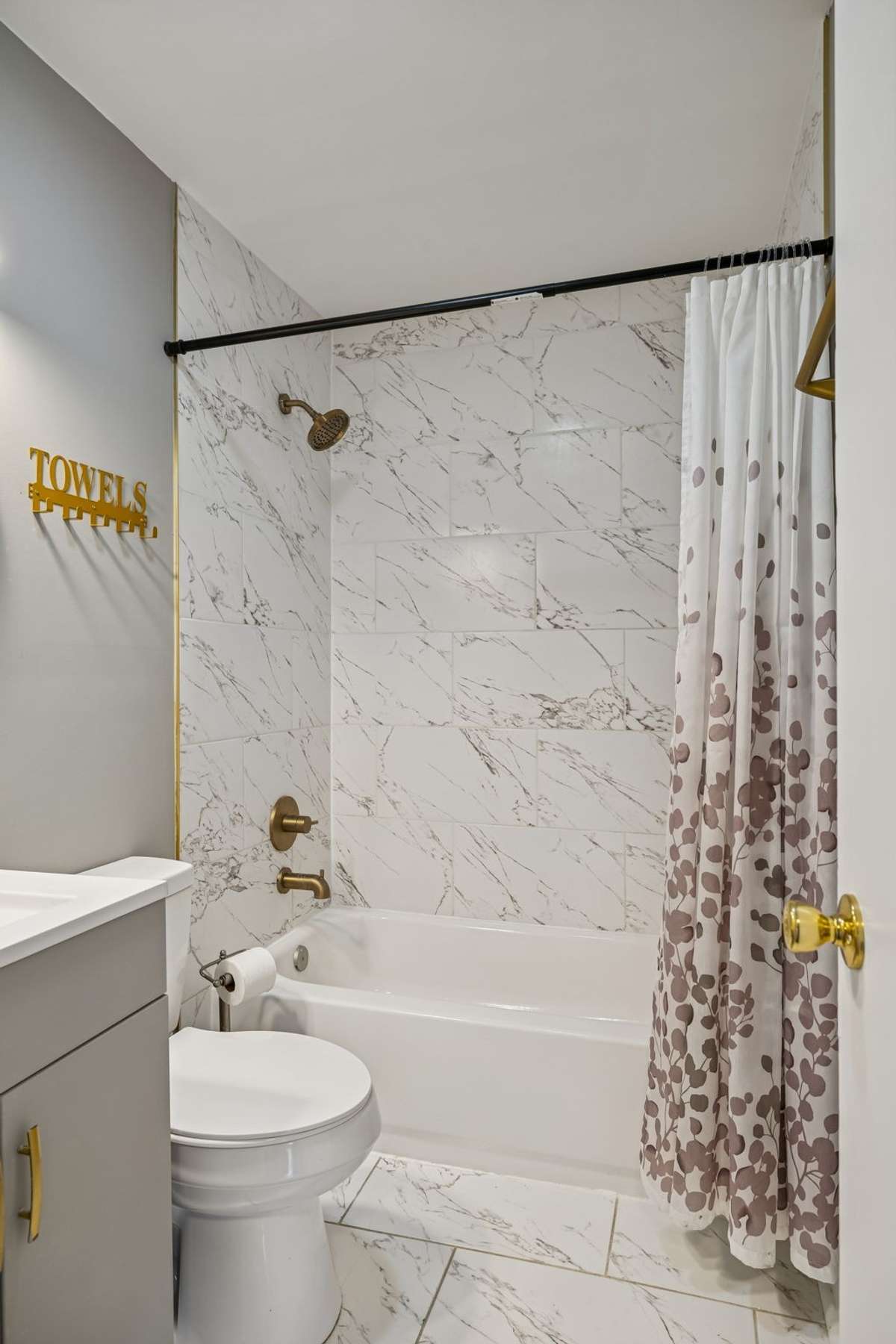 Fully Tiled bath with tub/shower! 550 Harding Place, #F 107, Nashville, TN 37211
