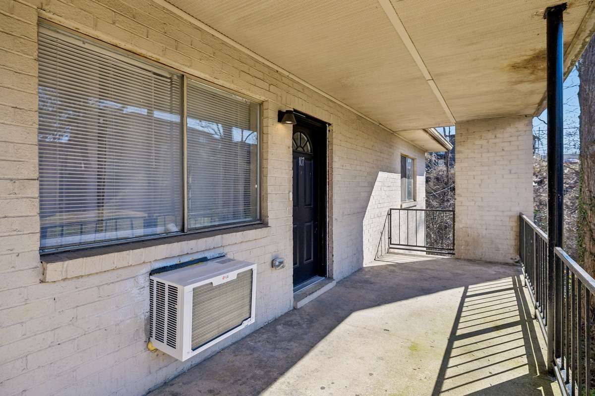 Great location with easy access to I-24 or I-65! 550 Harding Place, #F 107, Nashville, TN 37211