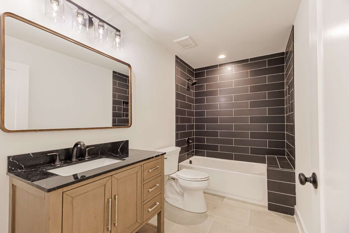 Upstairs bathroom between the two bedrooms.