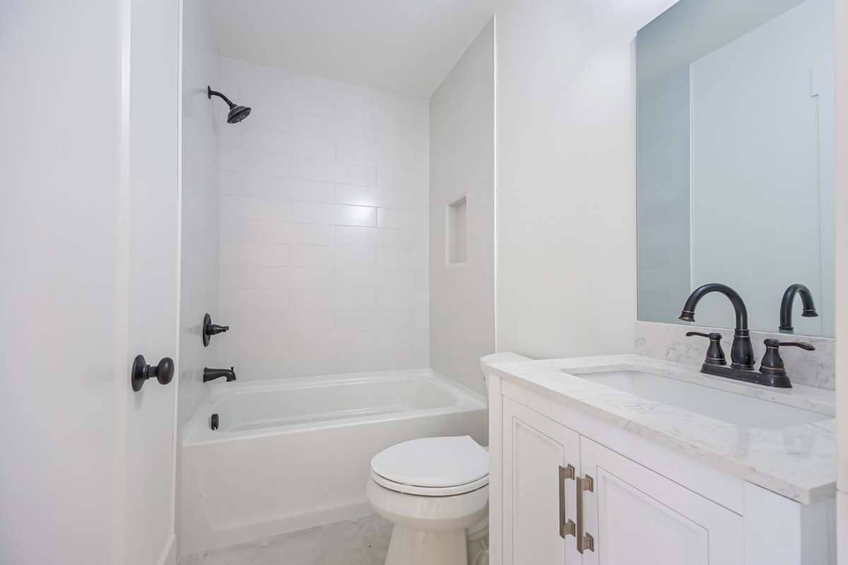 Full bath en-suite for the downstairs bedroom.