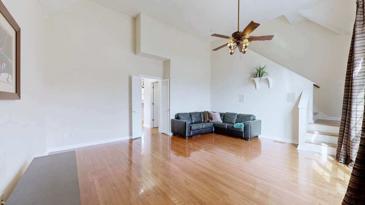 High ceilings in the living room / entertainment room