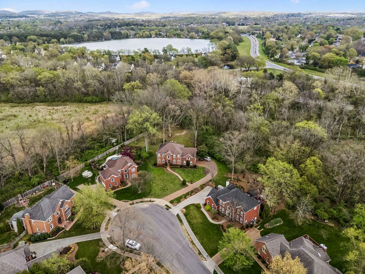 Great Location... Minutes to Historic Downtown Franklin , Carton Plantation, Shopping and Dining