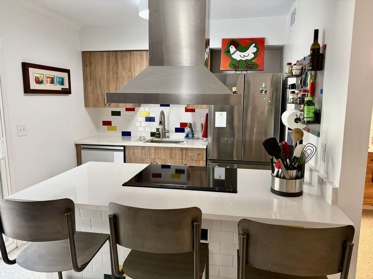 Nice bar for eating!