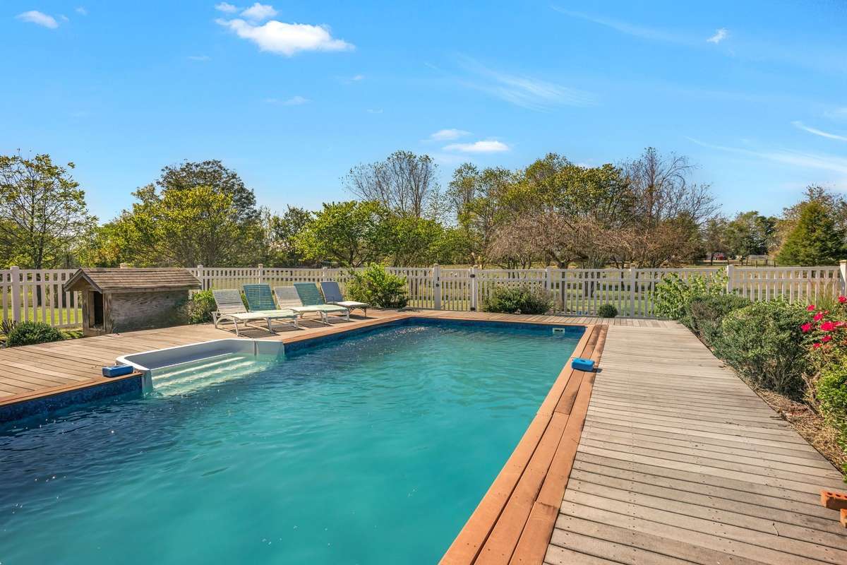 Built-in pool with new pump (2025) and liner (2024).