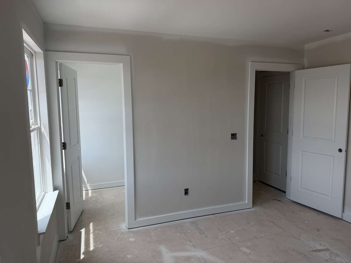 bed 2 walk in closet