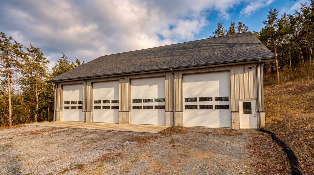 Garage/shop with large conditioned space