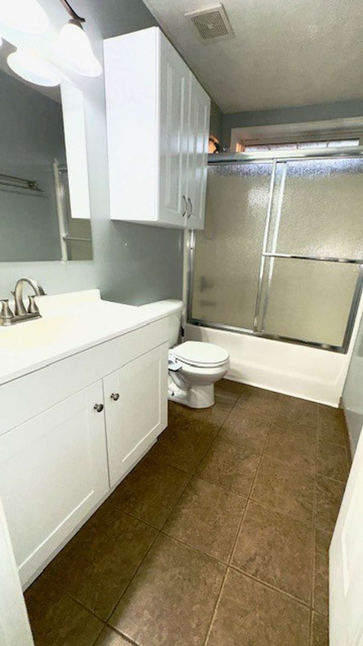 2nd bathroom in hallway