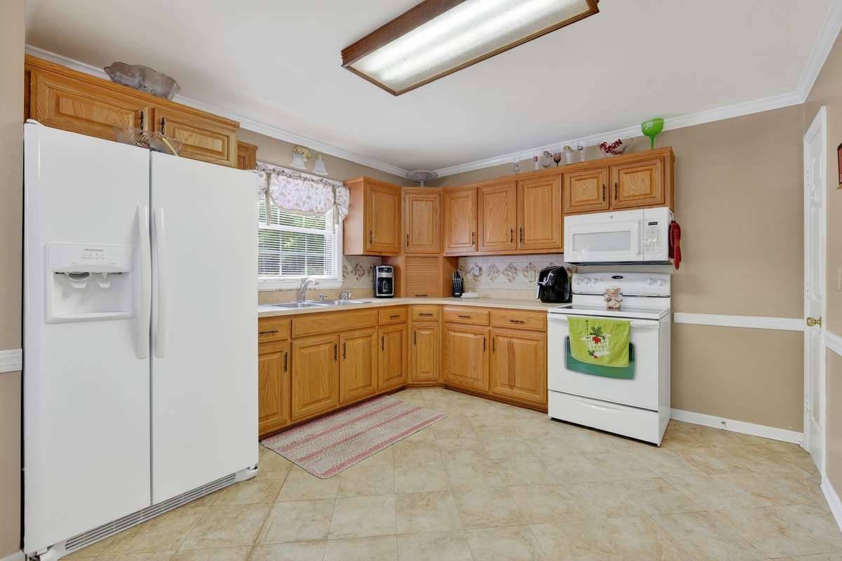 Bonus room connects to this full kitchen with a nice pantry