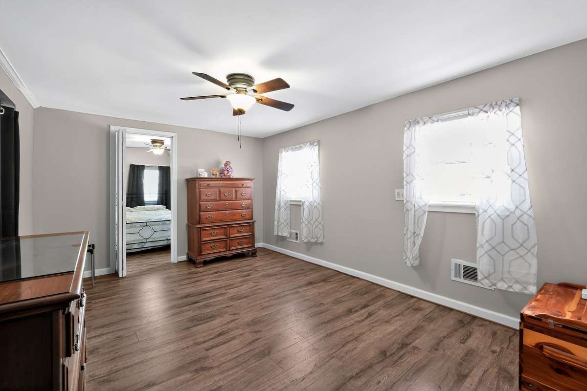 On suite office space to the upstairs bedroom 1.