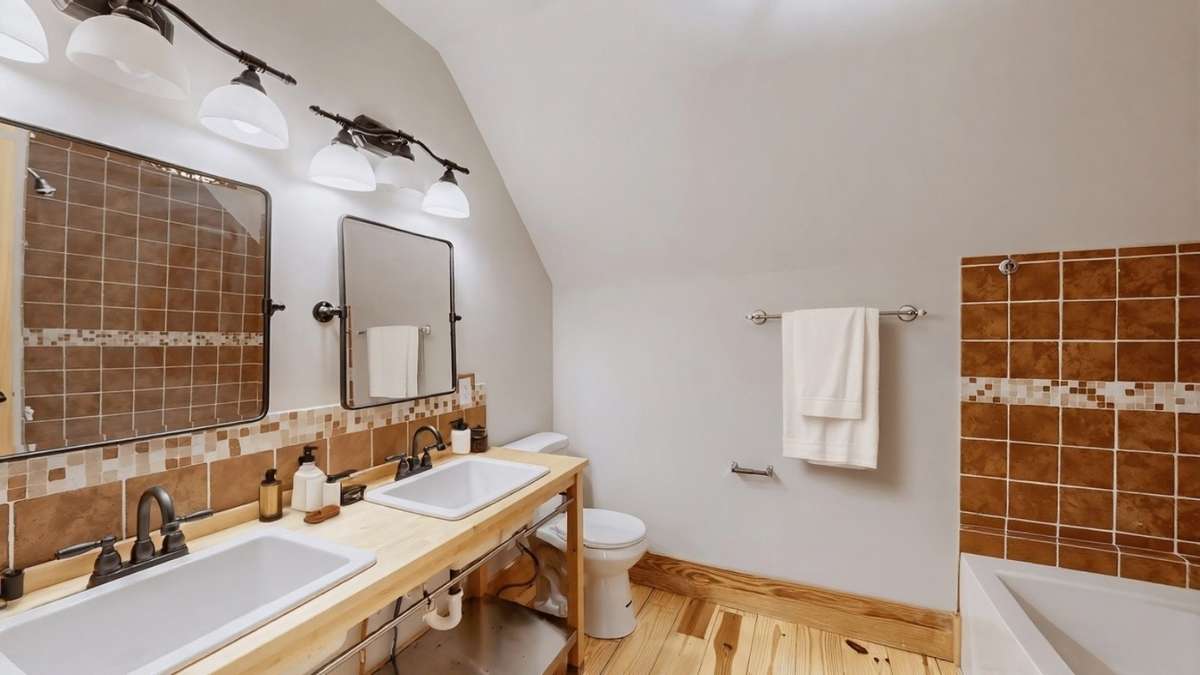 Second story full bath.  Lots of space for large groups.