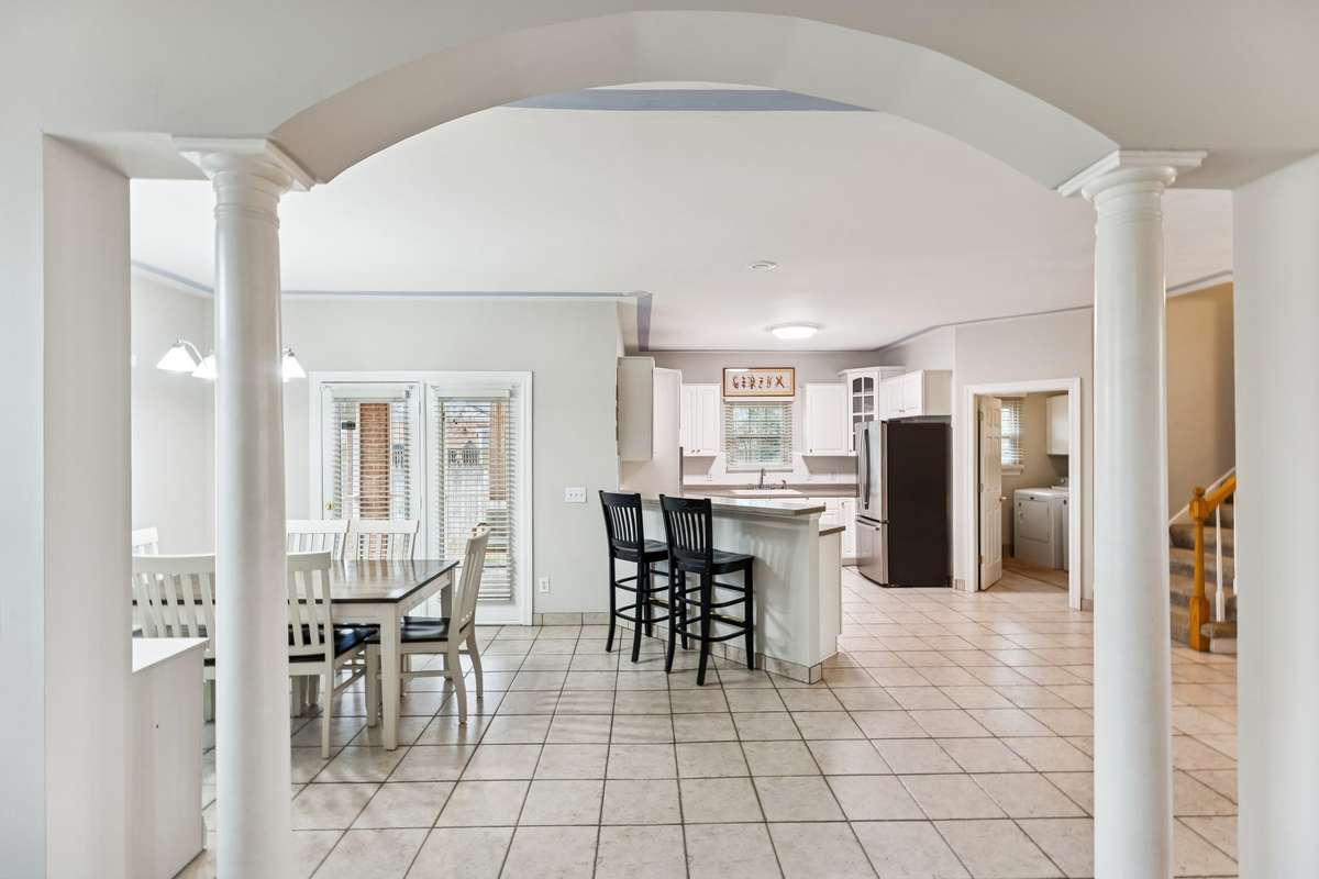 Arched entry into the expansive, eat-in kitchen with breakfast bar! 2409 Amber Glen Court, Murfreesboro, TN 37128