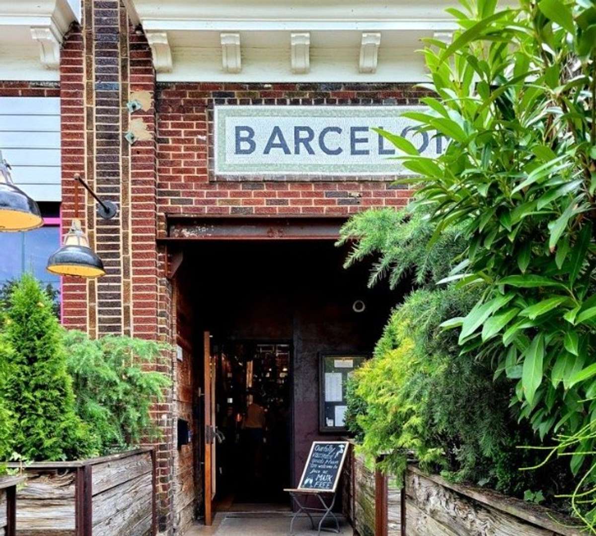 Edgehill Village is a 10 minute walk. You can enjoy Barcelona Wine Bar & Tapas, shopping, ice cream, and a coffee shop.