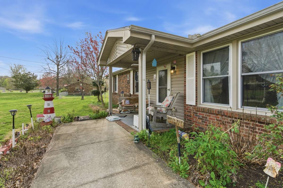 Inviting front entry way.