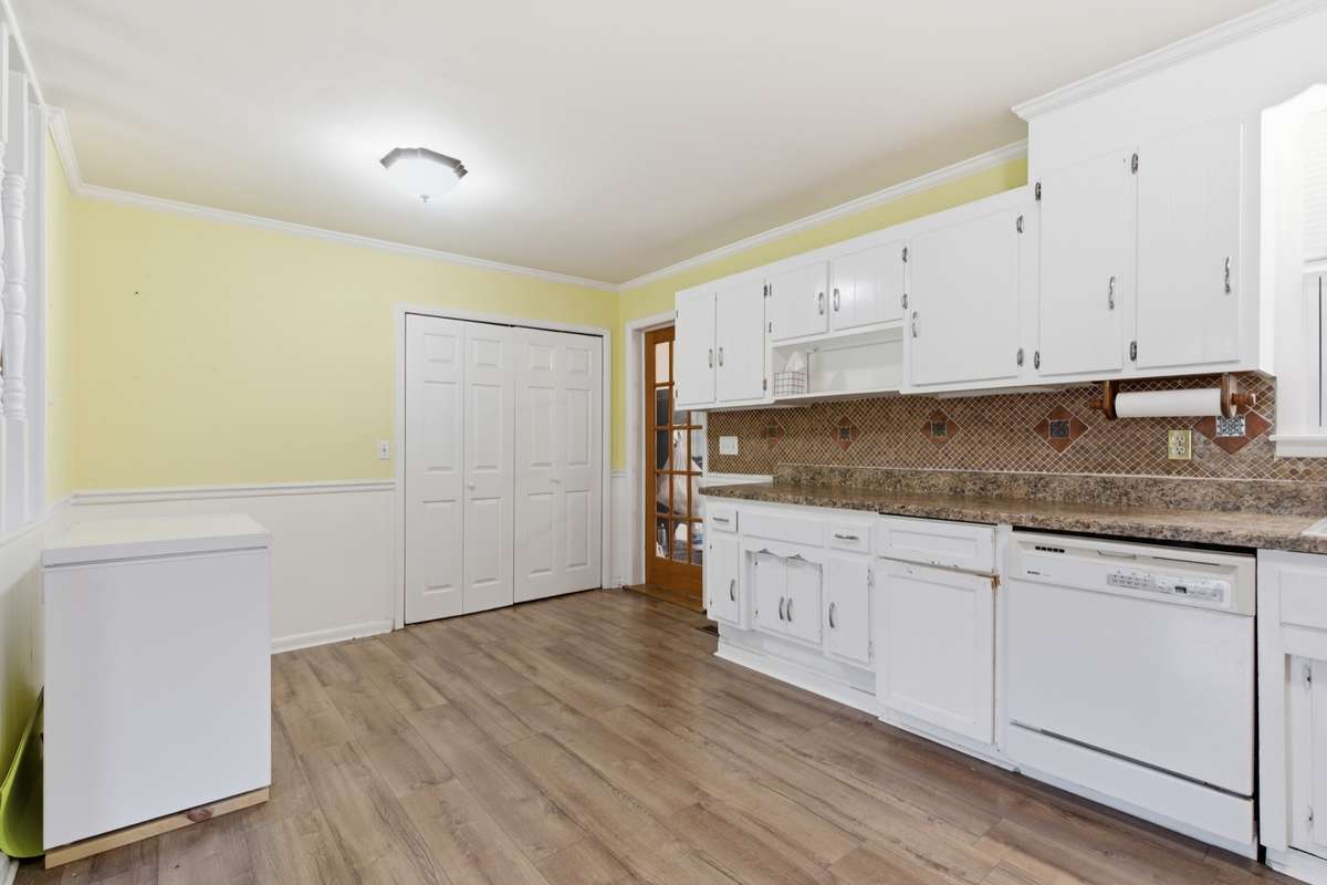 Eat-in dining area in kitchen.