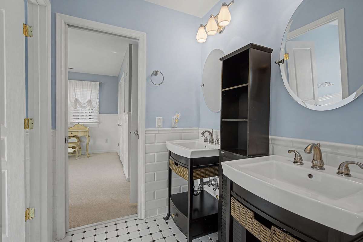 Jack and Jill bath between 2 bedrooms