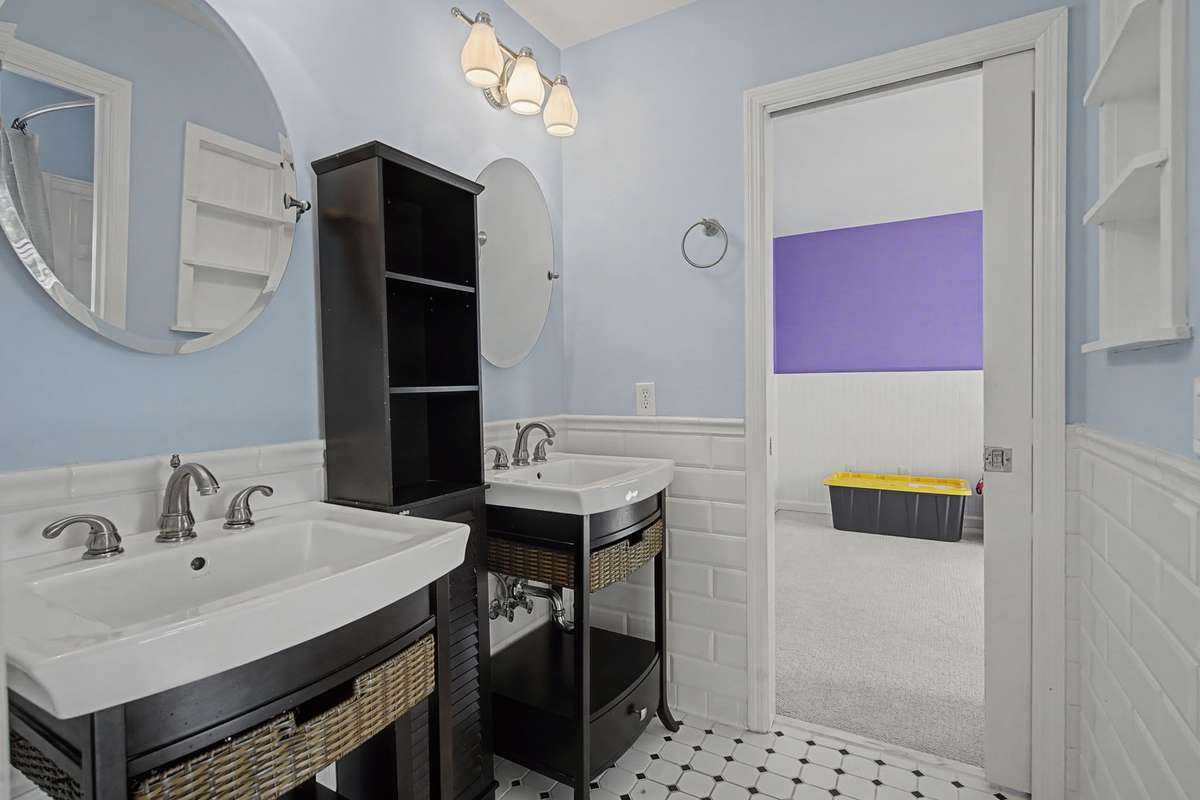 Jack and Jill bath between 2 bedrooms