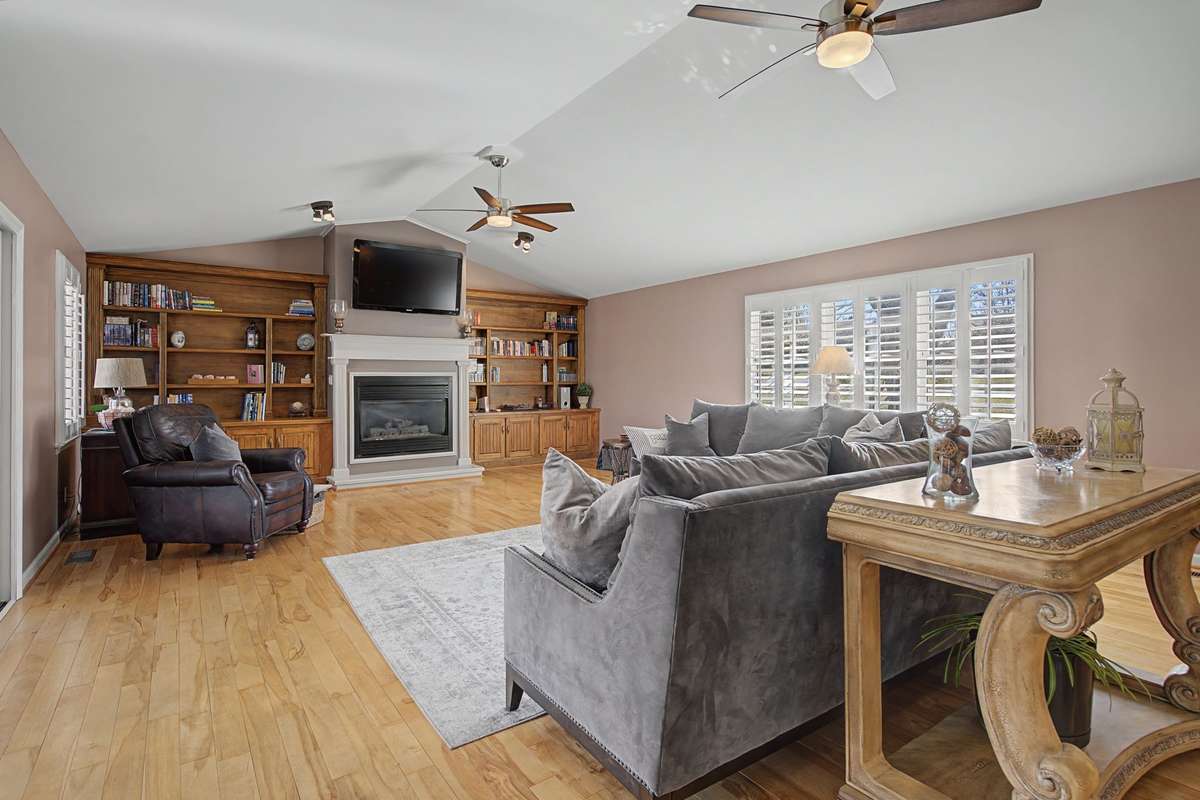 Great room with beautiful built-ins that opens out to the screened-in back porch and pool.